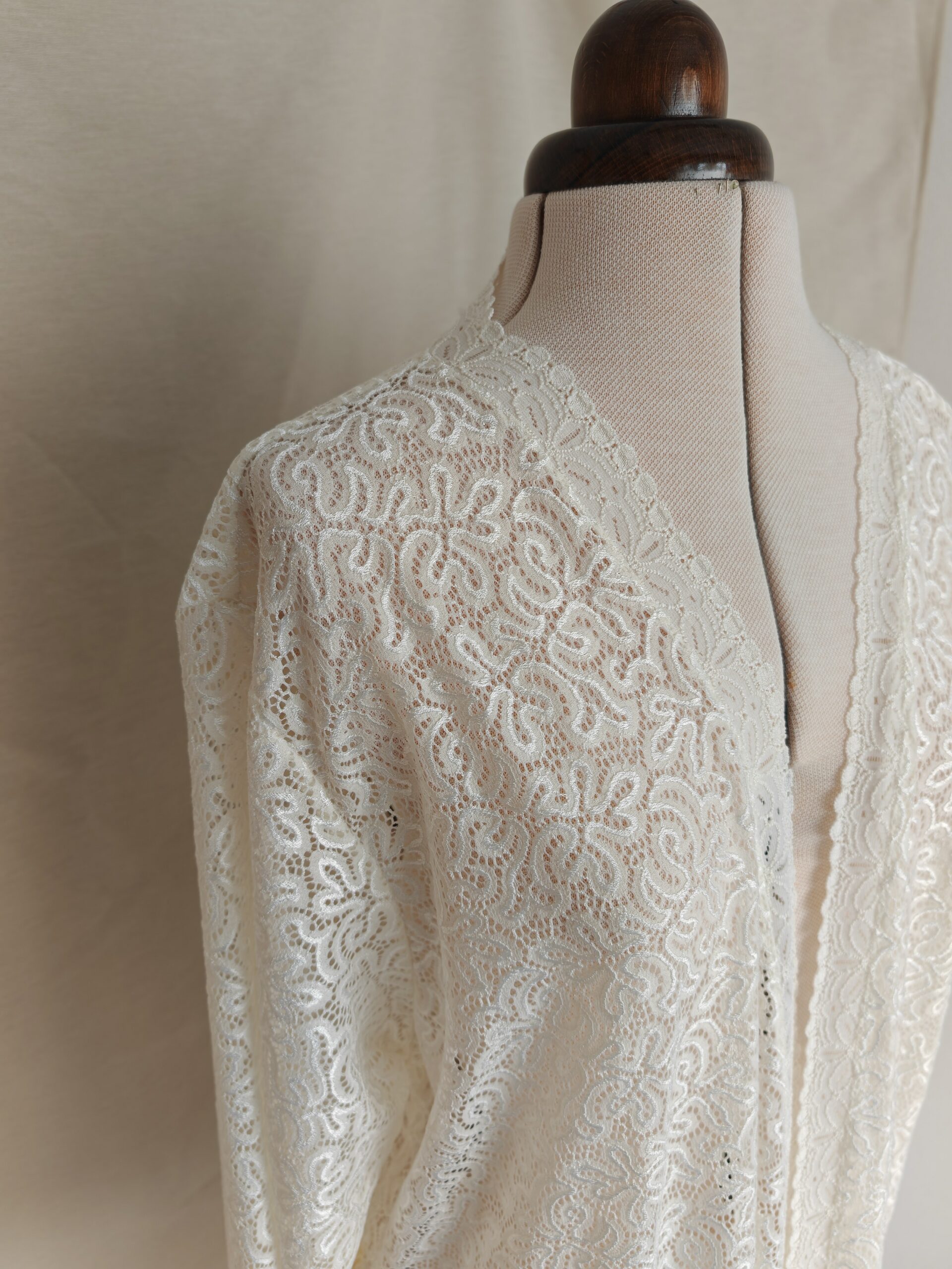 IMG_20230920_154436 Schouder van kanten witte kimono op paspop