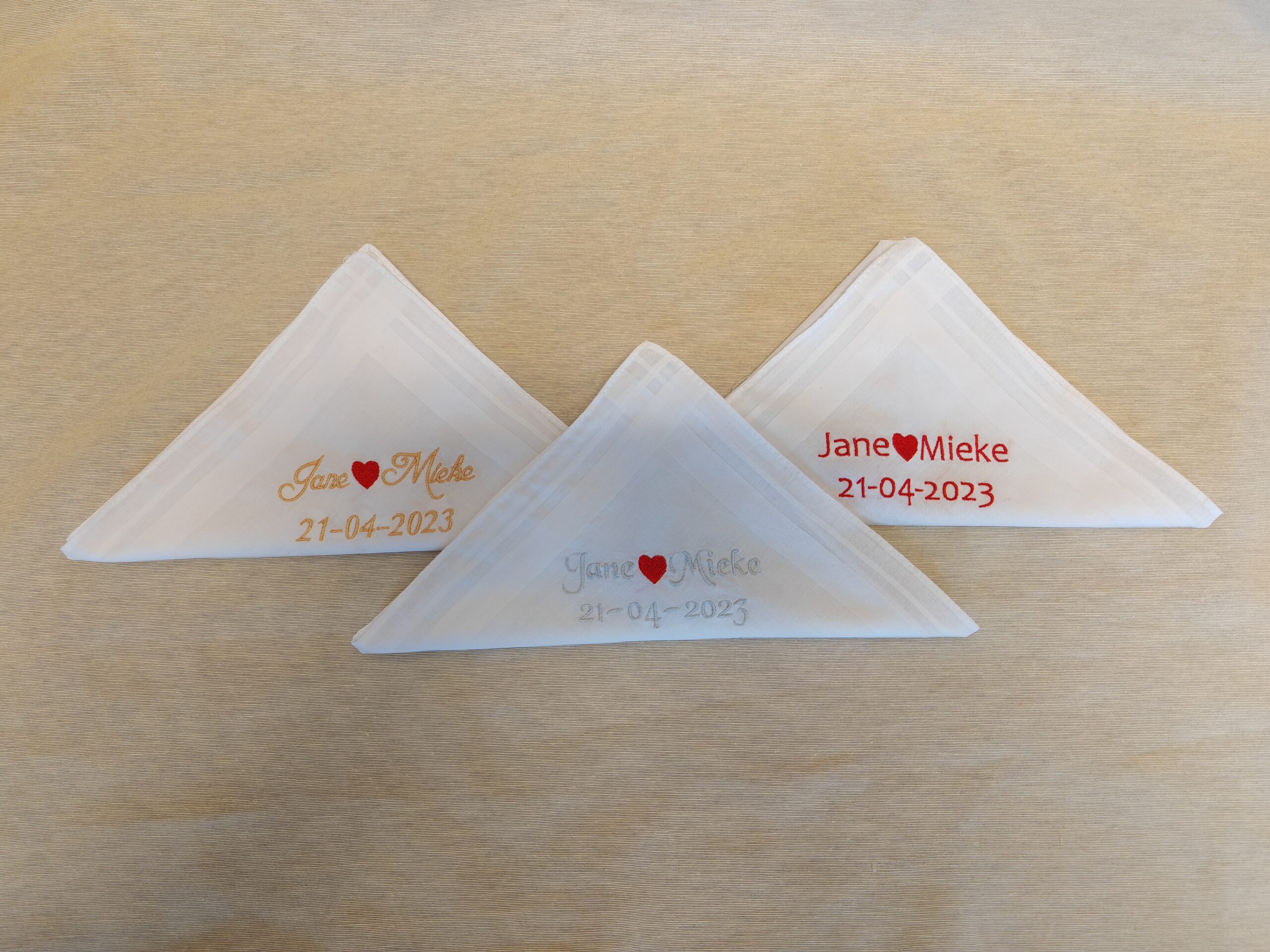 IMG_20230922_113010 Drie zakdoeken met namen en datum erop in kleur met rood hart